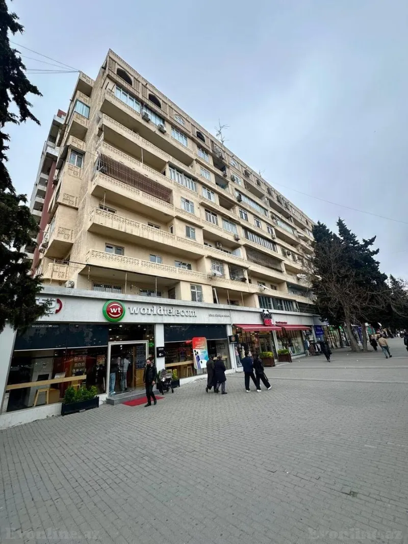 Satılır 5 otaqlı Mənzil Köhnə tikili 130 m² Qara Qarayev m.