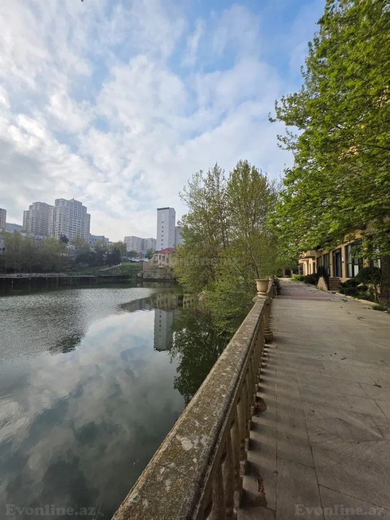 Obyekt 200 m² İnşaatçılar m. Satılır