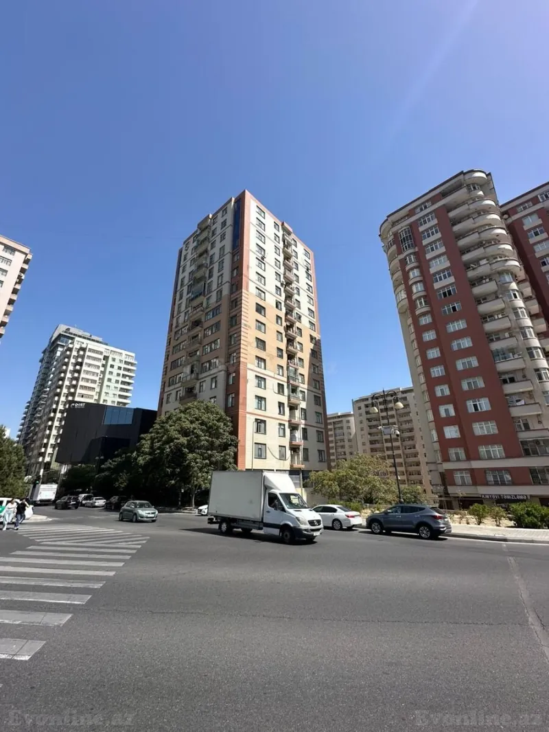 4 otaqlı Mənzil 181 m² Elmlər Akademiyası m. Satılır