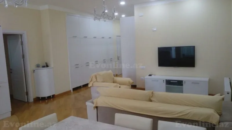 3 otaqlı Mənzil 120 m² Elmlər Akademiyası m. Kirayə verilir