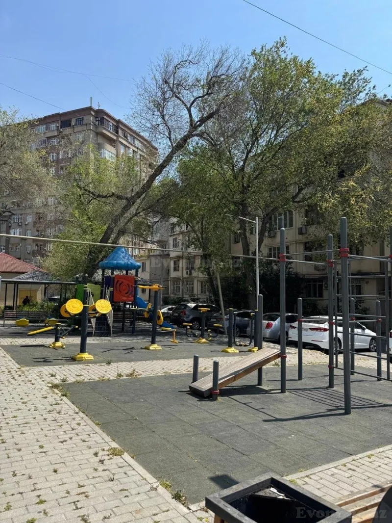 Satılır 2 otaqlı Mənzil Köhnə tikili 52 m² Nəsimi r. - şəkil 3