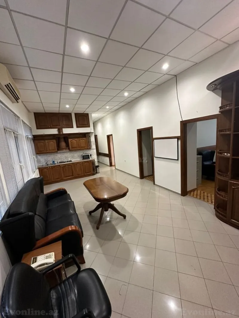 3 otaqlı Ofis 100 m² İçərişəhər m. Kirayə verilir