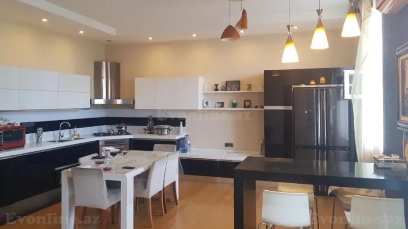 Kirayə verilir 6 otaqlı Mənzil Köhnə tikili 200 m² Yasamal