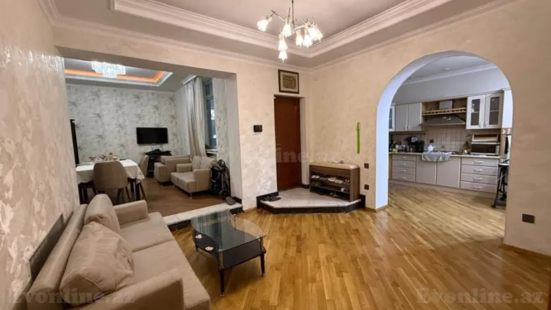 Satılır 3 otaqlı Mənzil Köhnə tikili 130 m² Səbail r.