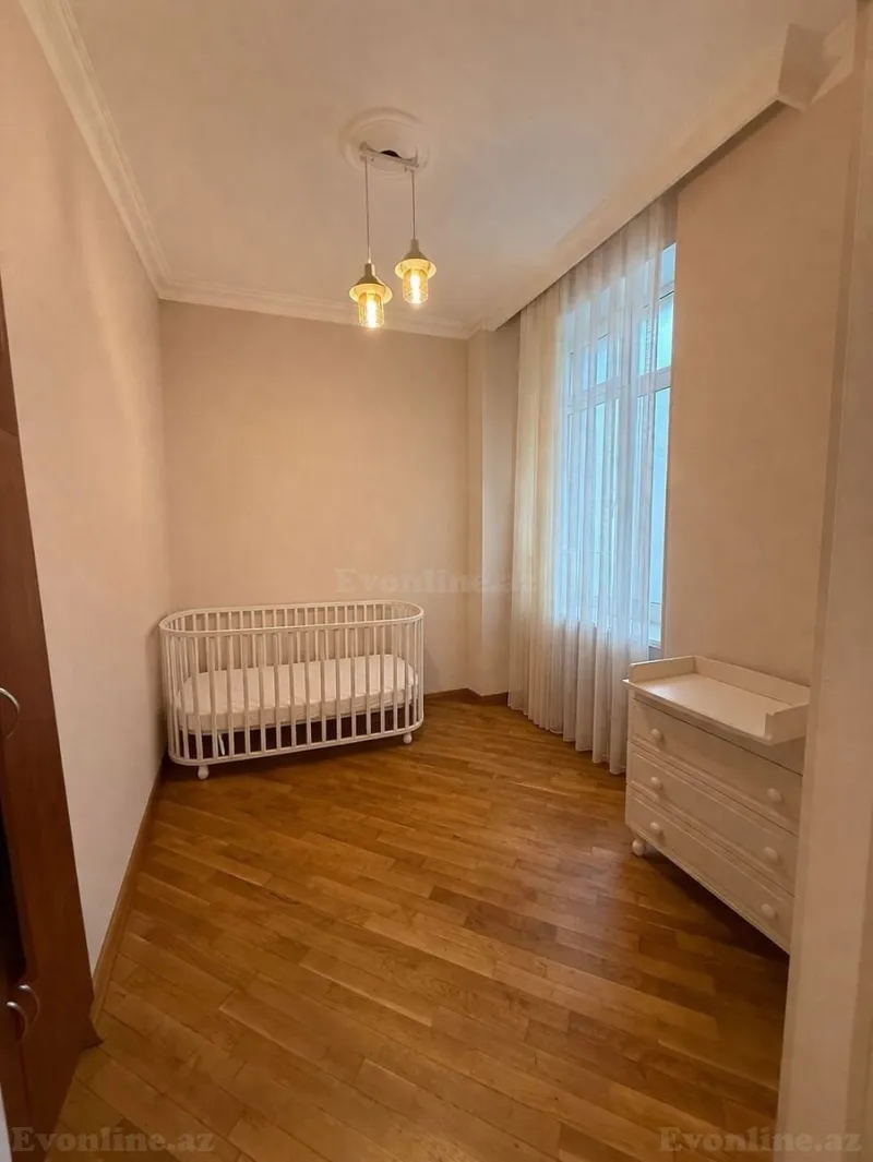 Satılır 3 otaqlı Mənzil Köhnə tikili 130 m² Səbail r. - şəkil 7