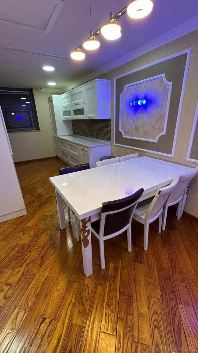 Kirayə verilir 5 otaqlı Mənzil Yeni tikili 320 m² Səbail r.