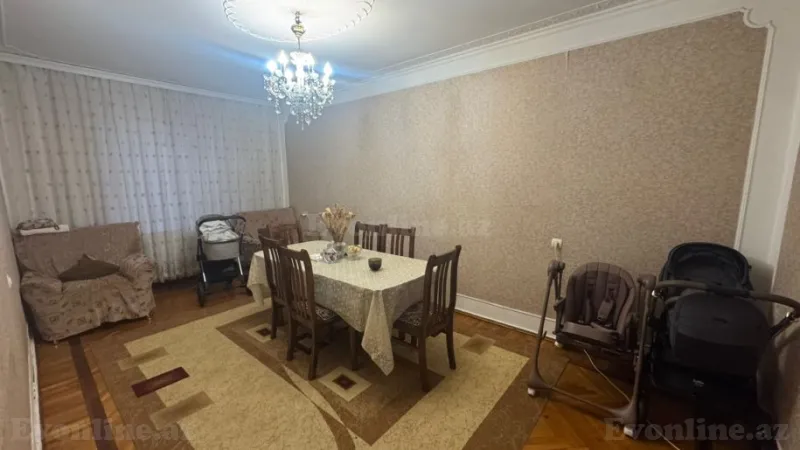 Satılır 4 otaqlı Mənzil Köhnə tikili 100 m² Xalqlar Dostluğu m.