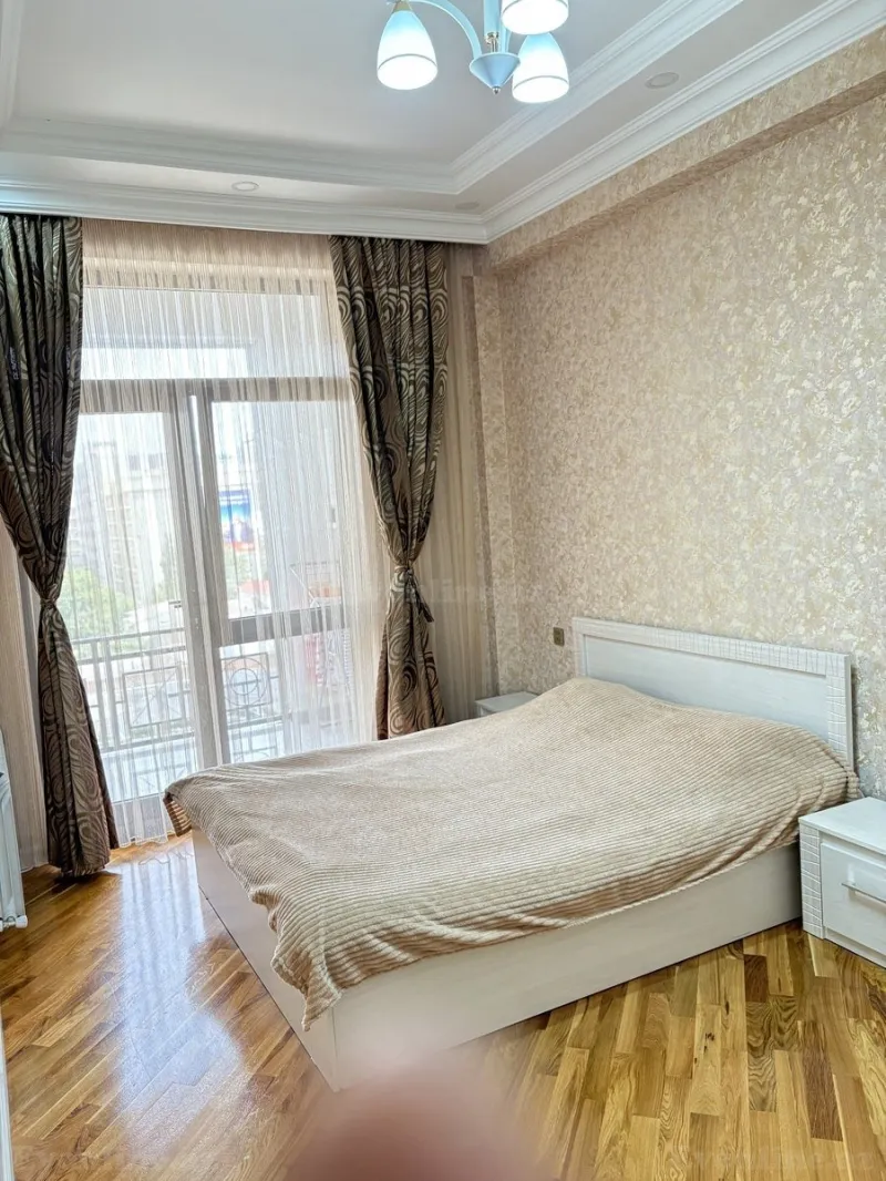Kirayə verilir 3 otaqlı Mənzil Yeni tikili 98 m² 8 Noyabr m.