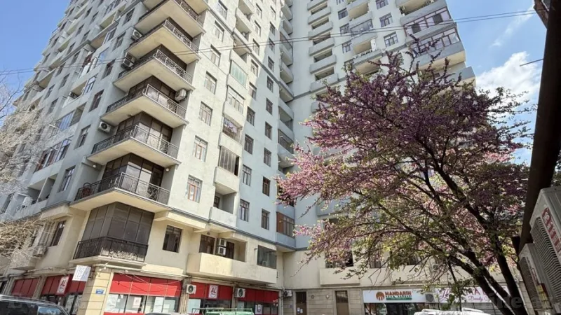 2 otaqlı Mənzil 76 m² İnşaatçılar m. Satılır