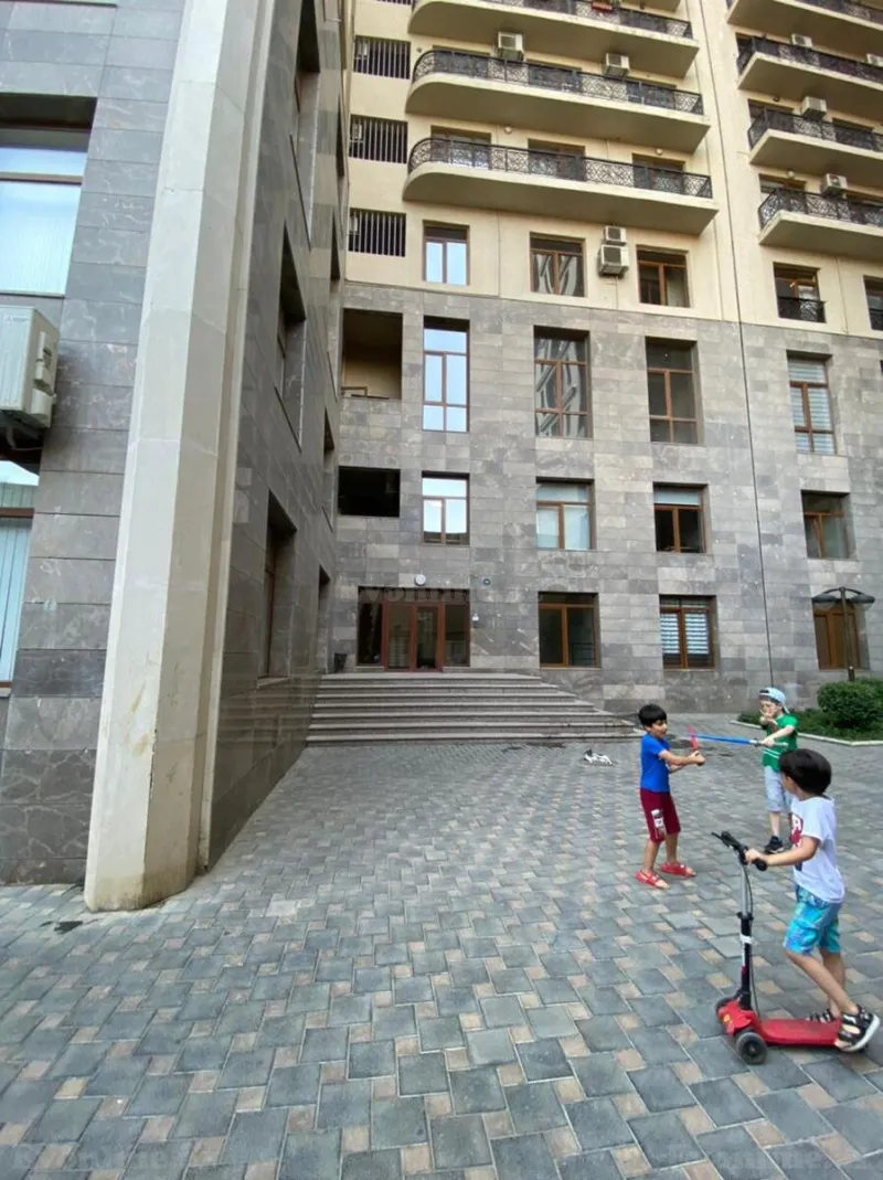 Kirayə verilir 3 otaqlı Mənzil Yeni tikili 180 m² 28 May m.
