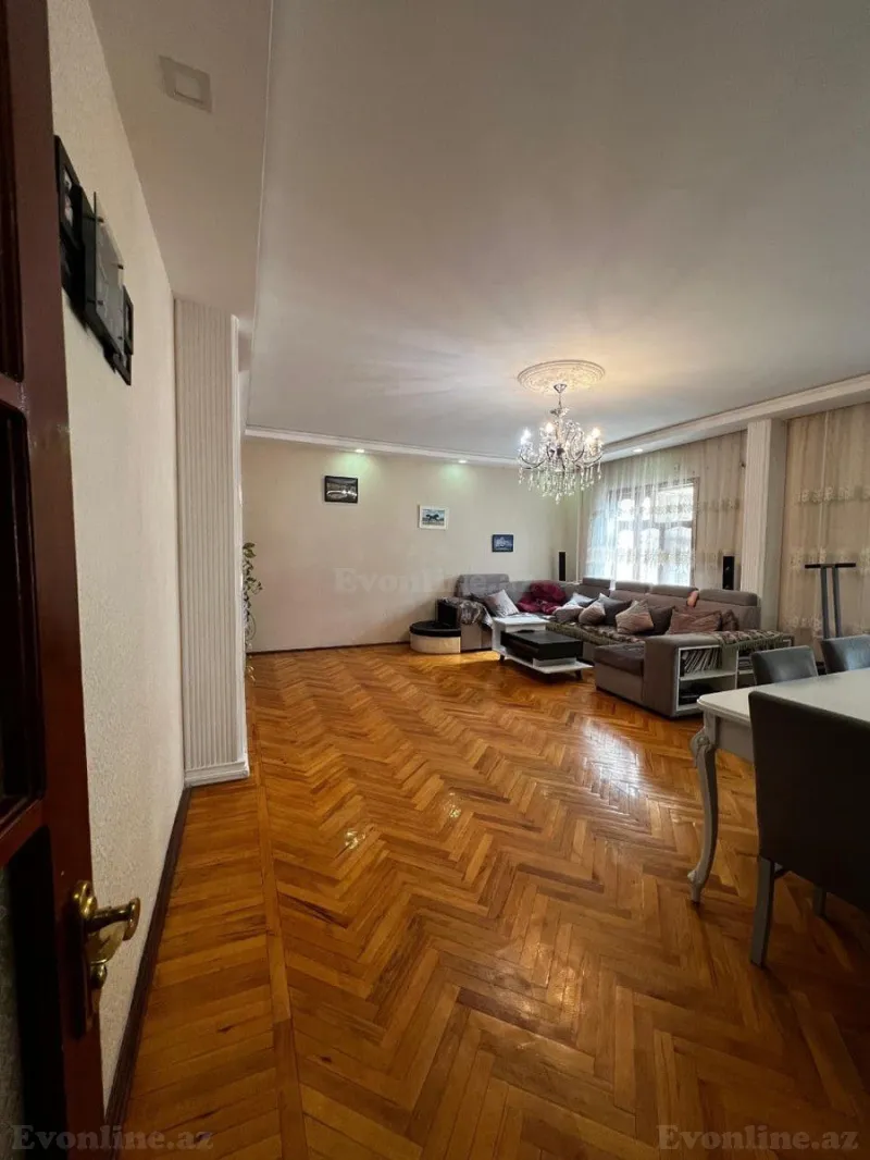 5 otaqlı Mənzil 125 m² İnşaatçılar m. Satılır