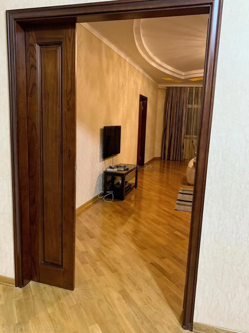 Kirayə verilir 3 otaqlı Mənzil Yeni tikili 130 m² Xətai m. - şəkil 3
