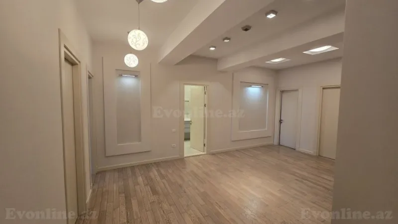 4 otaqlı Mənzil 196 m² İnşaatçılar m. Satılır