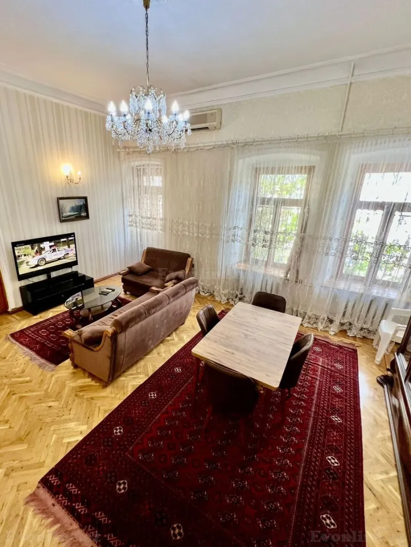3 otaqlı Mənzil 135 m² Sahil m. Kirayə verilir