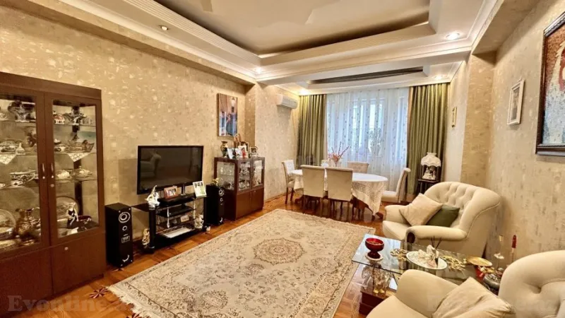 3 otaqlı Mənzil 137 m² 8 Noyabr m. Satılır