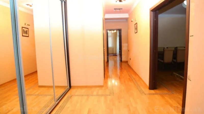 Kirayə verilir 4 otaqlı Mənzil Yeni tikili 250 m² 28 May m. - şəkil 25