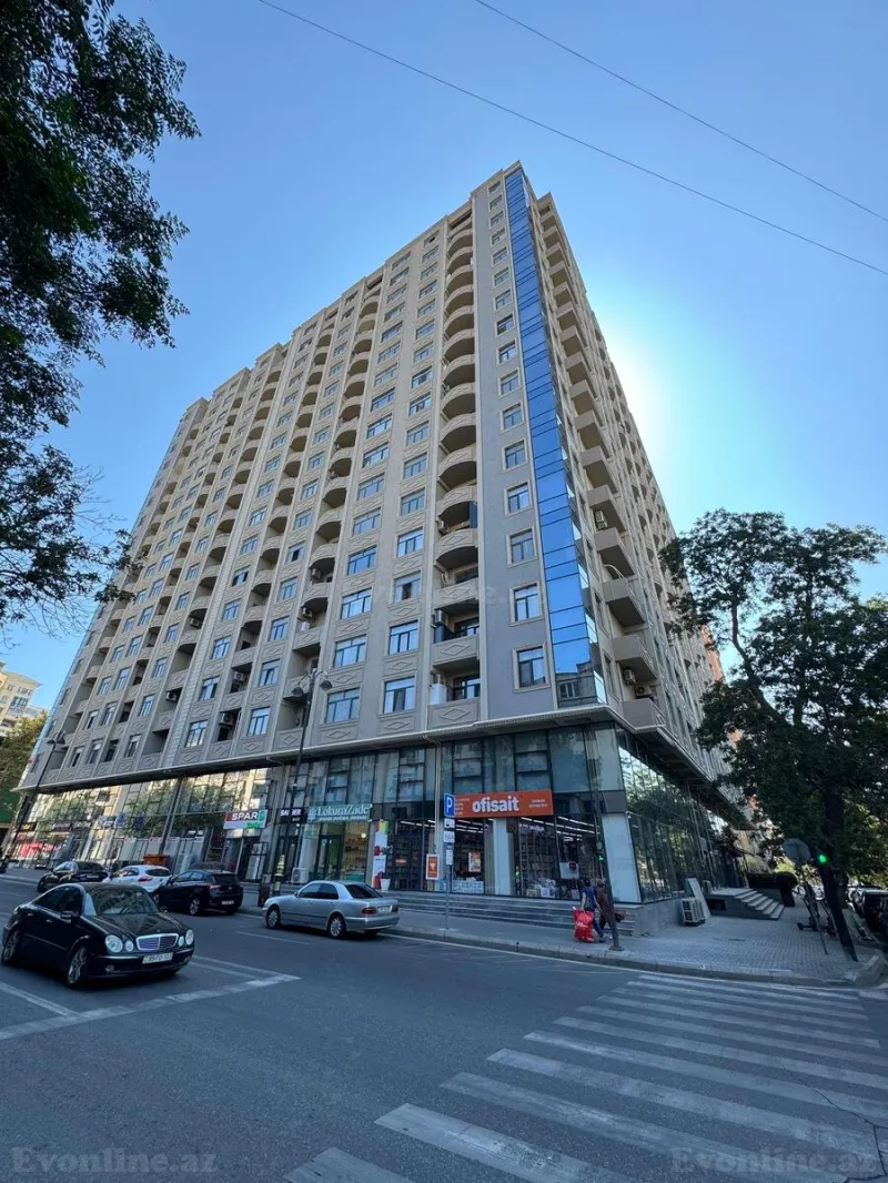 4 otaqlı Mənzil 175 m² 8 Noyabr m. Satılır