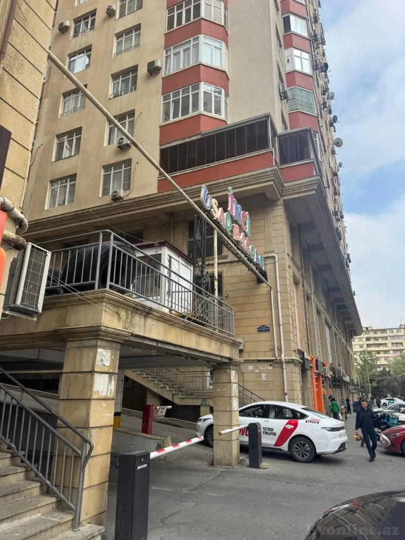 3 otaqlı Mənzil 145 m² Nizami r. Kirayə verilir