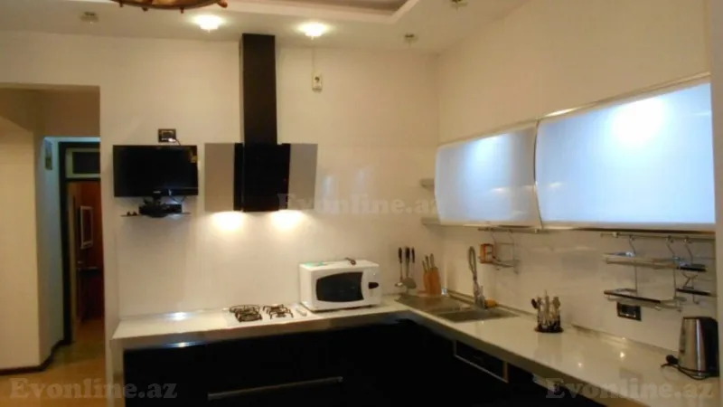 Kirayə verilir 3 otaqlı Mənzil Köhnə tikili 100 m² Sahil m.