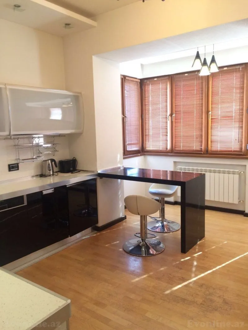 Kirayə verilir 3 otaqlı Mənzil Köhnə tikili 100 m² Sahil m. - şəkil 2