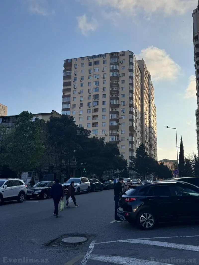 4 otaqlı Mənzil 160 m² İnşaatçılar m. Satılır