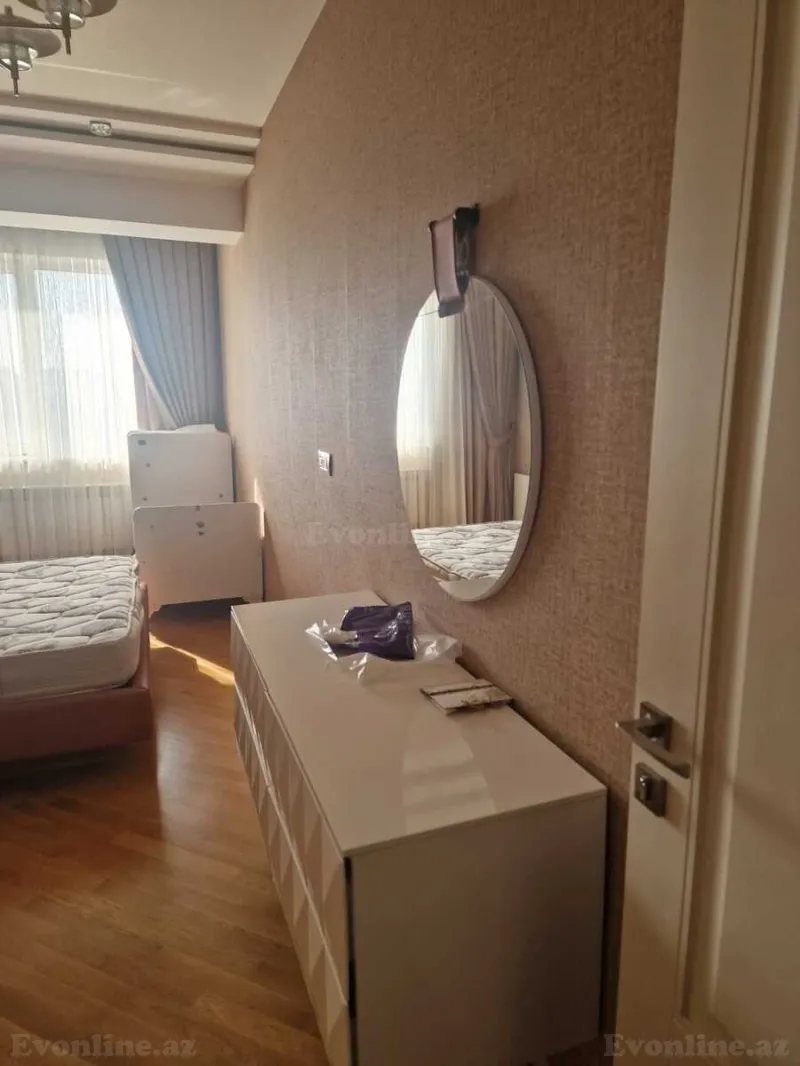 Kirayə verilir 3 otaqlı Mənzil Yeni tikili 135 m² İnşaatçılar m. - şəkil 2