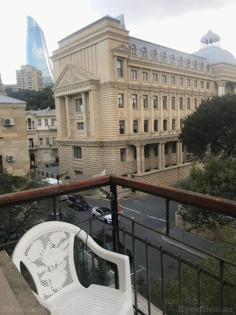 2 otaqlı Mənzil 60 m² İçərişəhər m. Kirayə verilir