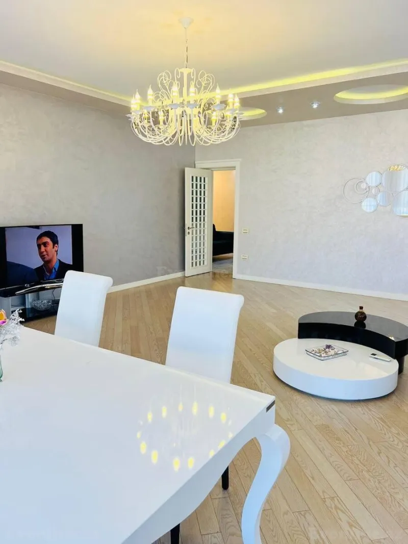 Kirayə verilir 3 otaqlı Mənzil Yeni tikili 150 m² Xətai m. - şəkil 8