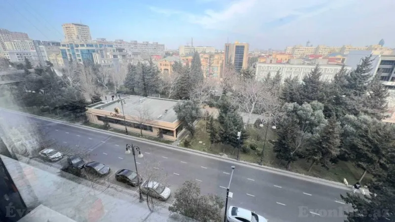 Satılır 2 otaqlı Mənzil Köhnə tikili 65 m² Gənclik m. - şəkil 2