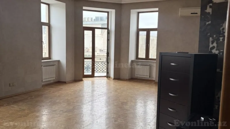 Satılır 7 otaqlı Mənzil Köhnə tikili 330 m² Sahil m. - şəkil 3