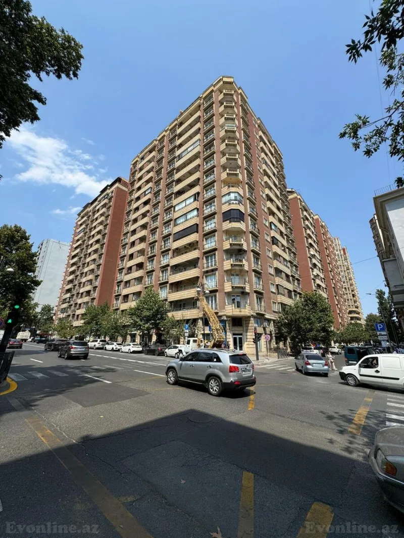 4 otaqlı Mənzil 137 m² 28 May m. Kirayə verilir