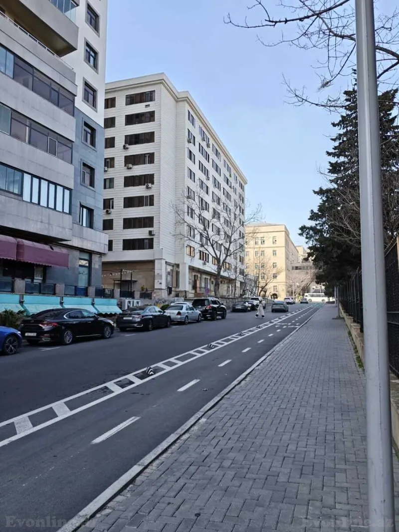 Satılır 2 otaqlı Mənzil Köhnə tikili 80 m² Elmlər Akademiyası m.