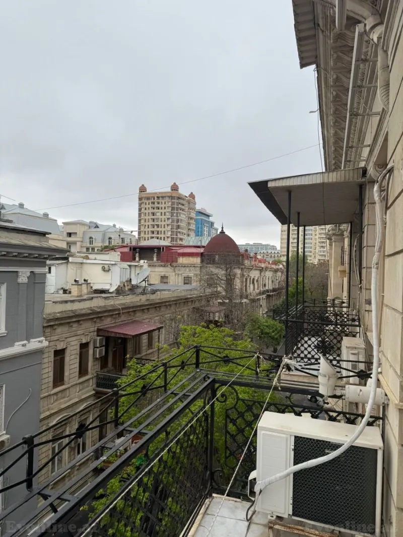 Satılır 7 otaqlı Mənzil Köhnə tikili 330 m² Sahil m. - şəkil 2