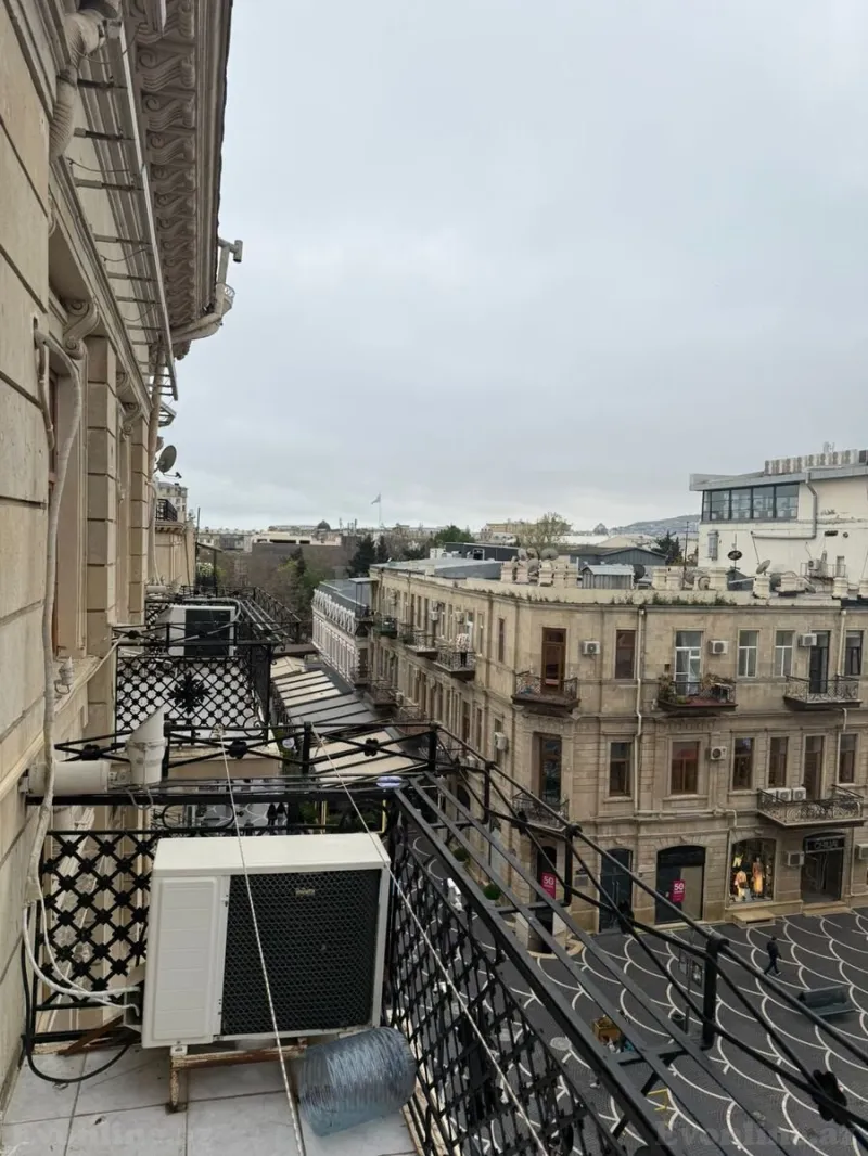 Satılır 7 otaqlı Mənzil Köhnə tikili 330 m² Sahil m. - şəkil 4