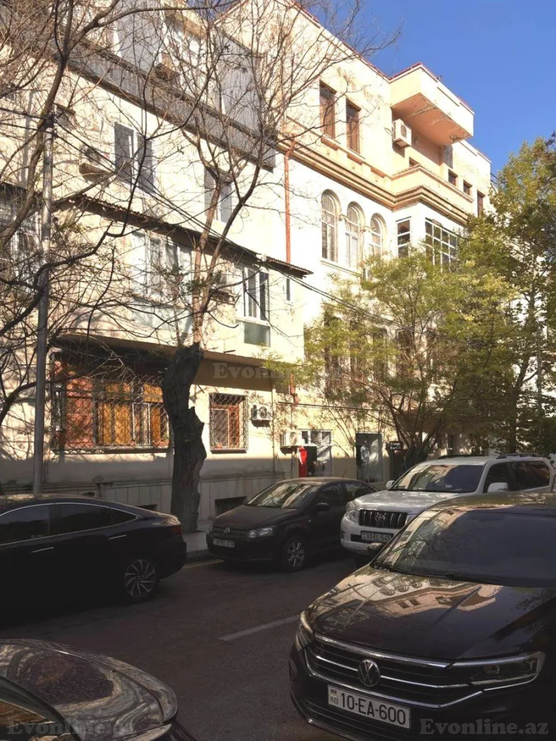 Satılır 5 otaqlı Mənzil Köhnə tikili 210 m² Səbail r.