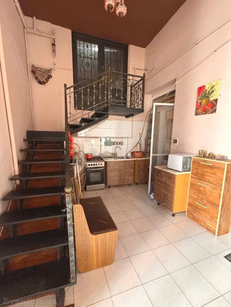 Satılır 5 otaqlı Mənzil Köhnə tikili 210 m² Səbail r. - şəkil 2