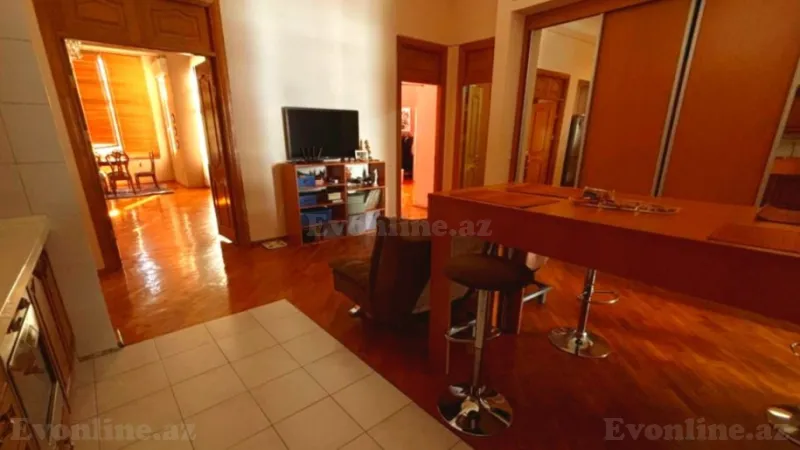 Satılır 5 otaqlı Mənzil Köhnə tikili 210 m² Səbail r. - şəkil 6