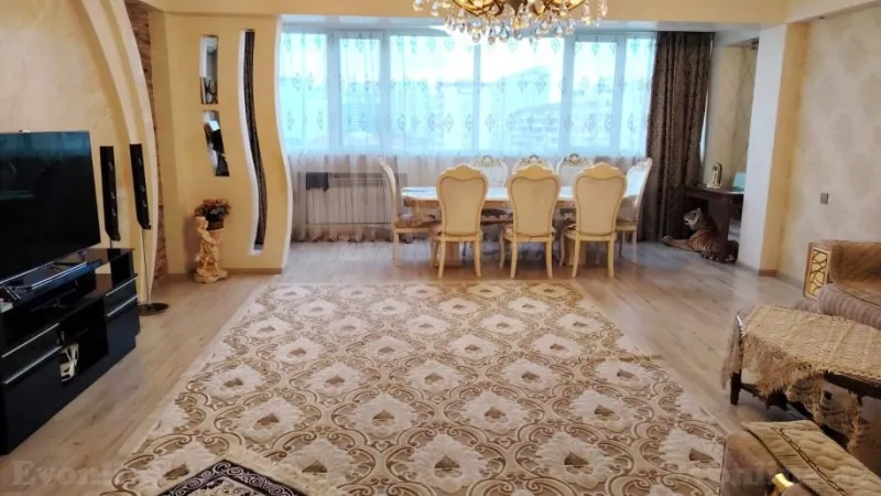 4 otaqlı Mənzil 120 m² İnşaatçılar m. Satılır