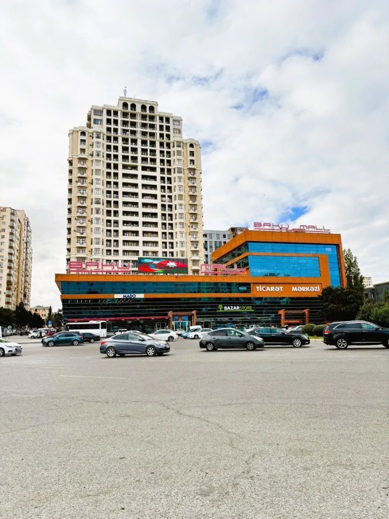 3 otaqlı Mənzil 137 m² İnşaatçılar m. Satılır