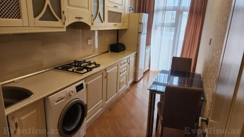 3 otaqlı Mənzil 105 m² Elmlər Akademiyası m. Kirayə verilir