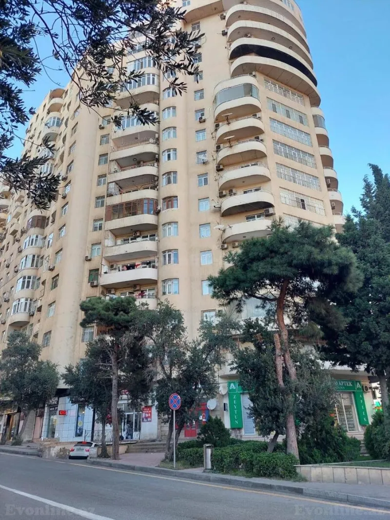 4 otaqlı Mənzil 200 m² 8-ci mikrorayon Satılır