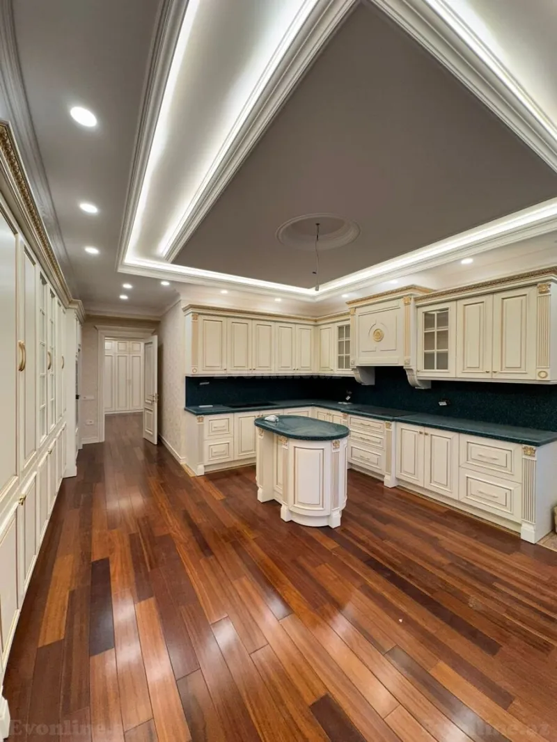 4 otaqlı Mənzil 245 m² Elmlər Akademiyası m. Satılır