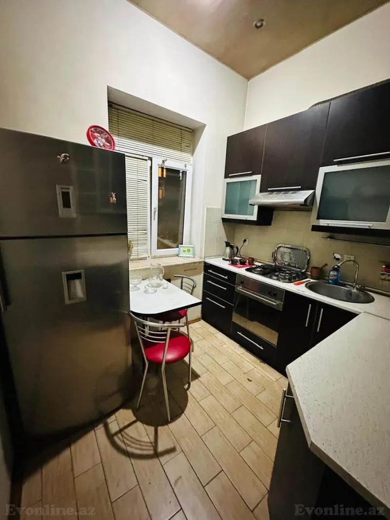 Kirayə verilir 2 otaqlı Mənzil Köhnə tikili 80 m² Nəriman Nərimanov m.