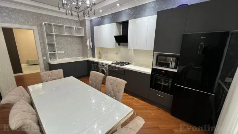 Kirayə verilir 3 otaqlı Mənzil Yeni tikili 160 m² Xətai m.