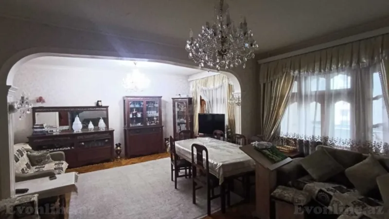 Satılır 5 otaqlı Mənzil Köhnə tikili 125 m² Azadlıq prospekti m.