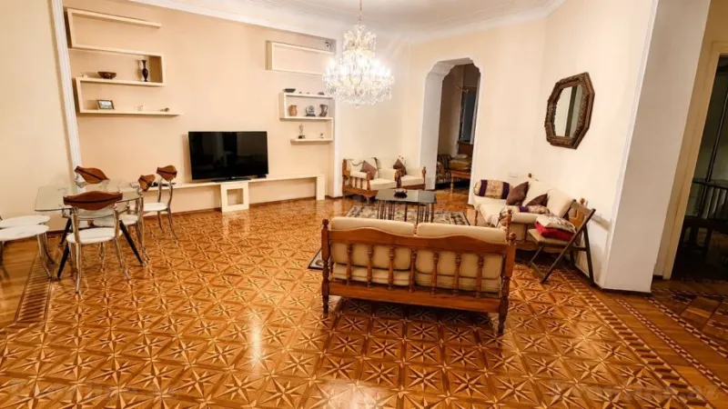 Kirayə verilir 4 otaqlı Mənzil Köhnə tikili 160 m² Sahil m.