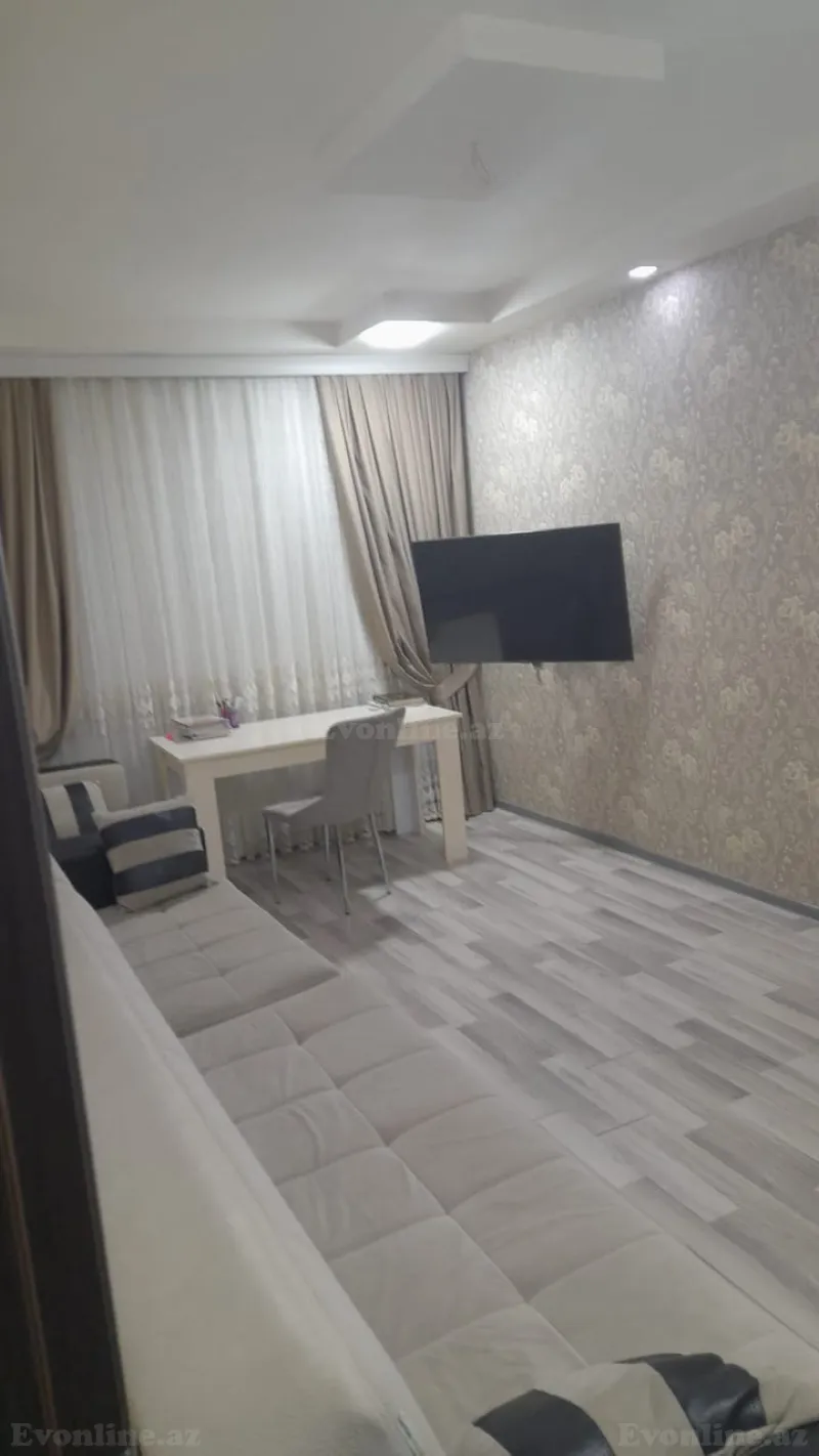 Satılır 4 otaqlı Mənzil Köhnə tikili 100 m² Yeni Günəşli