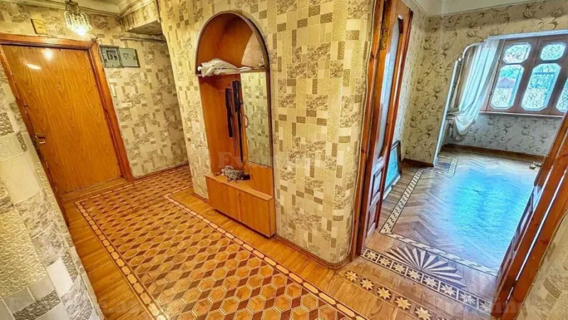Satılır 4 otaqlı Mənzil Köhnə tikili 100 m² Xalqlar Dostluğu m.