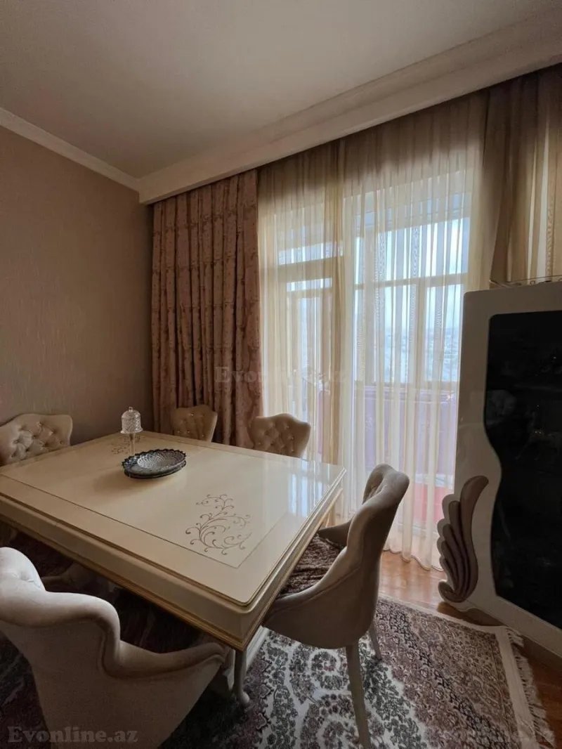 3 otaqlı Mənzil 130 m² 8-ci mikrorayon Satılır