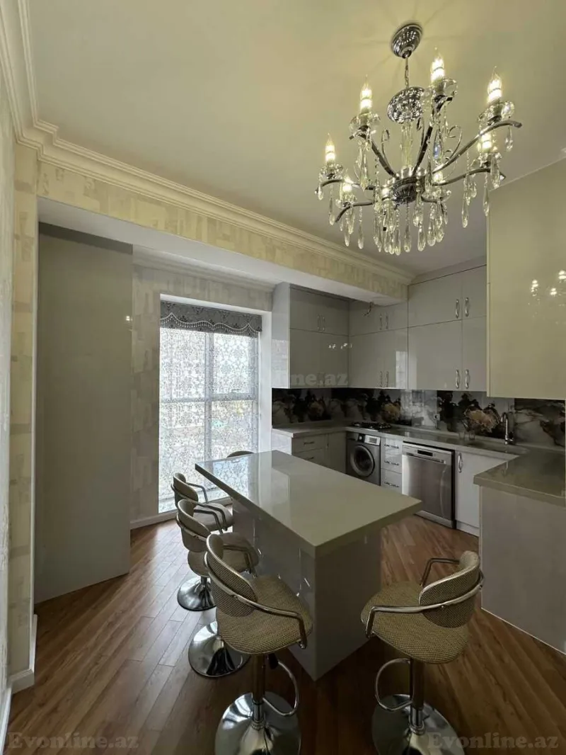 3 otaqlı Mənzil 135 m² 28 May m. Kirayə verilir